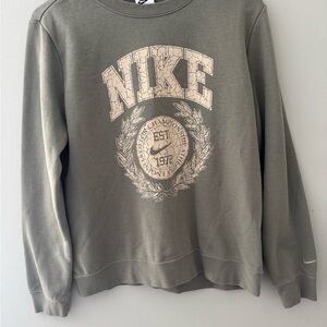 Nike Women’s Sportswear Club Crewneck Sweatshirt Olive Green Size Medium
